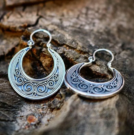 Pendientes en espiral étnicos antiguos con motivos celtas ornamentados