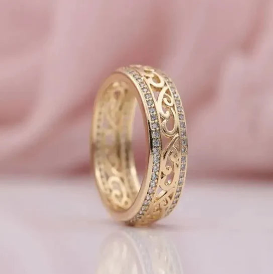 Anillo Elegante con Diseño de Filigrana y Circonitas