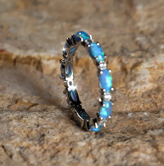 Anillo con ópalo en forma de corazón