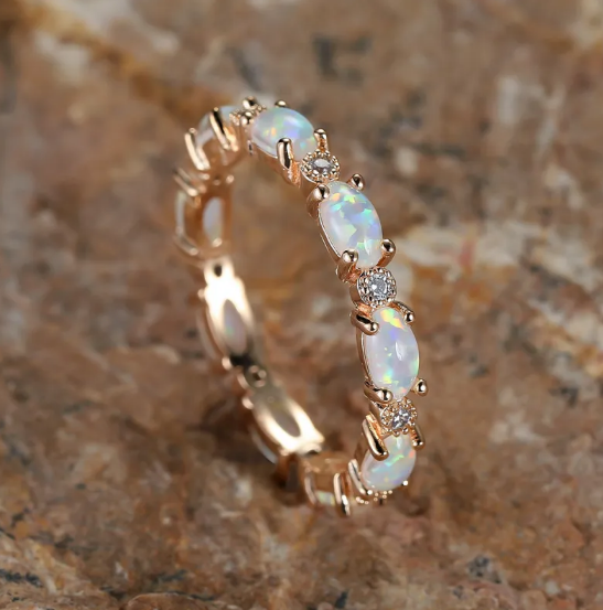 Anillo con ópalo en forma de corazón