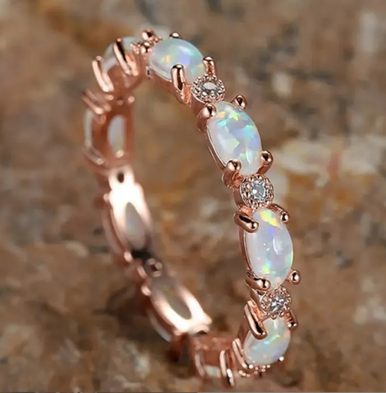 Anillo con ópalo en forma de corazón