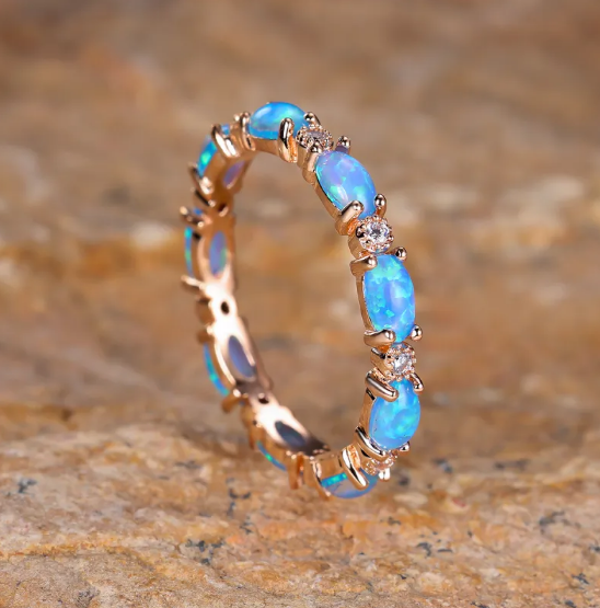 Anillo con ópalo en forma de corazón