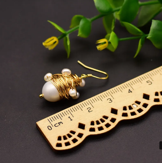 Pendientes colgantes con perlas de agua dulce y un ingenioso diseño de alambre envuelto