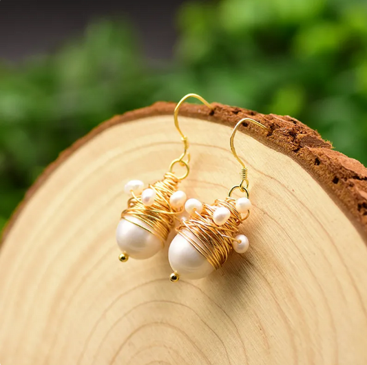 Pendientes colgantes con perlas de agua dulce y un ingenioso diseño de alambre envuelto