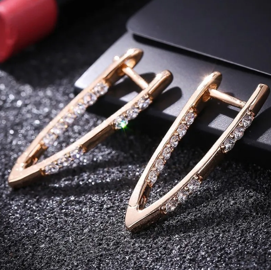 Pendientes de aro elegantes en forma de V con brillantes circonitas