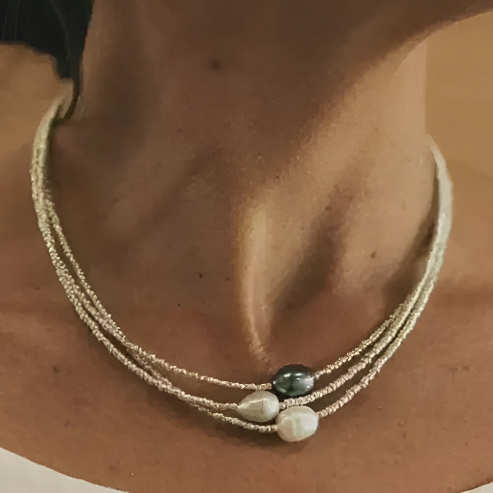 Elegante collar con tres perlas naturales en delicados colores