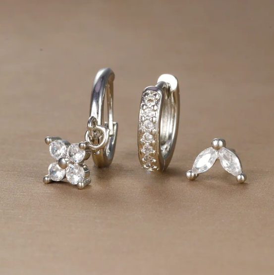 Pendientes de flores brillantes con piedras de colores brillantes