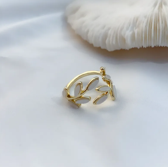 Anillo de concha de perla con hoja