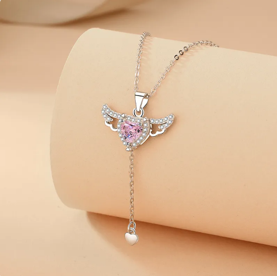 Colgante de corazón de ala de ángel con circonitas cúbicas y delicada cadena en Y de corazón