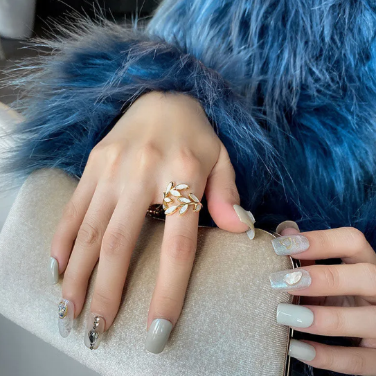Anillo de concha de perla con hoja