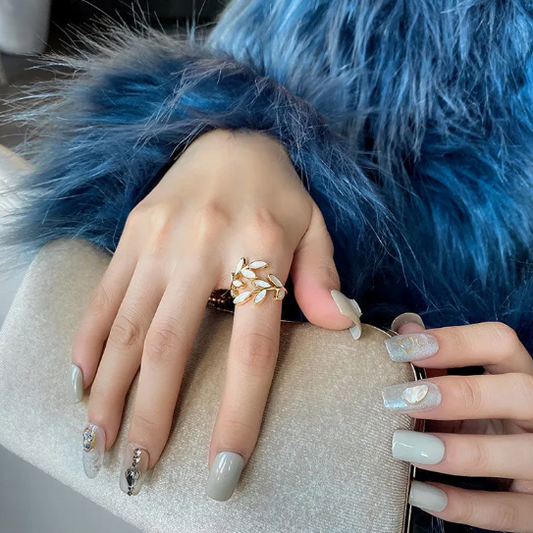 Anillo de concha de perla con hoja