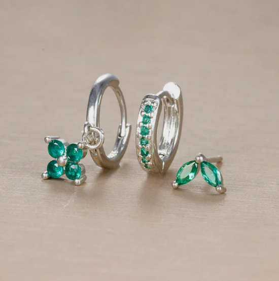 Pendientes de flores brillantes con piedras de colores brillantes