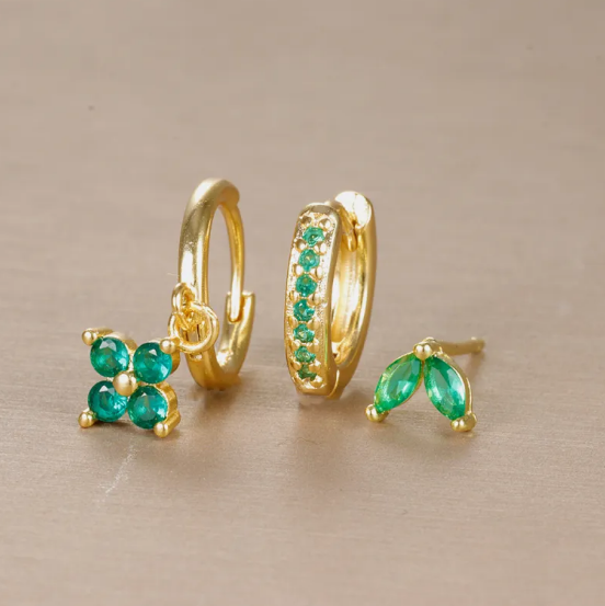 Pendientes de flores brillantes con piedras de colores brillantes