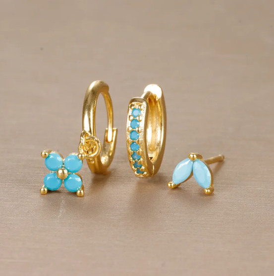Pendientes de flores brillantes con piedras de colores brillantes