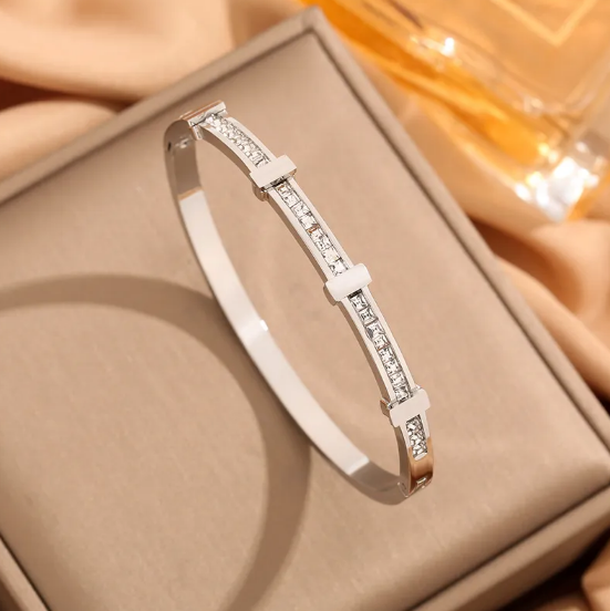 Elegante pulsera con doble hilera de cristales de circonitas y diseño geométrico