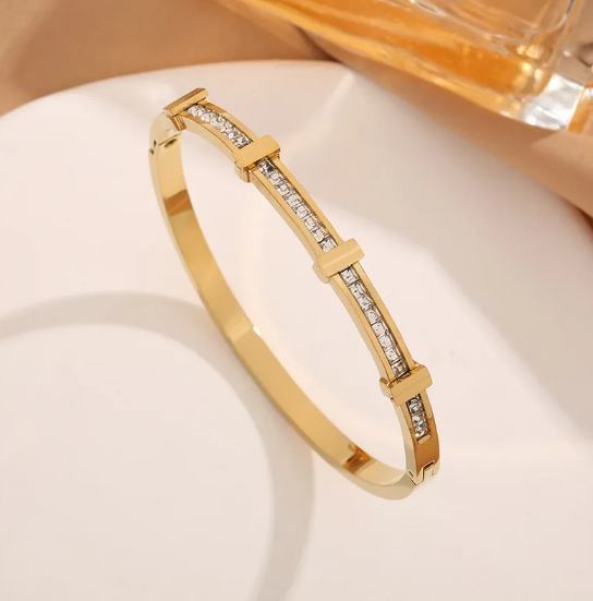 Elegante pulsera con doble hilera de cristales de circonitas y diseño geométrico