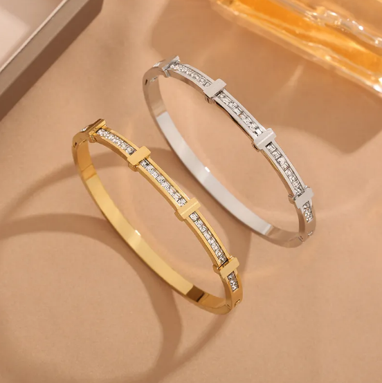 Elegante pulsera con doble hilera de cristales de circonitas y diseño geométrico