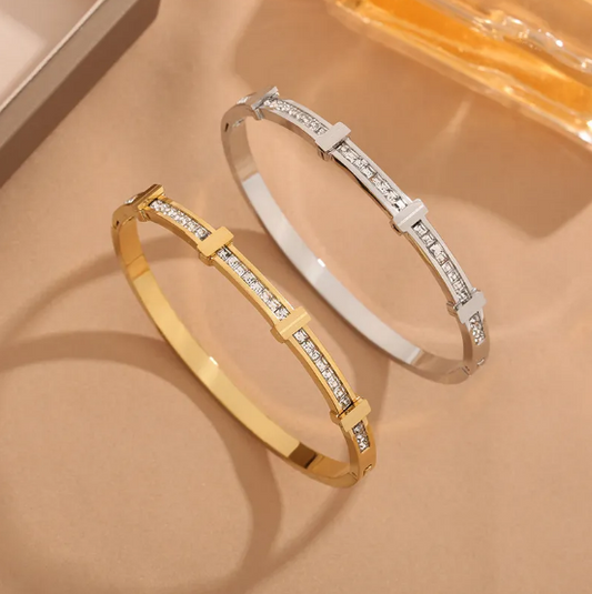 Elegante pulsera con doble hilera de cristales de circonitas y diseño geométrico