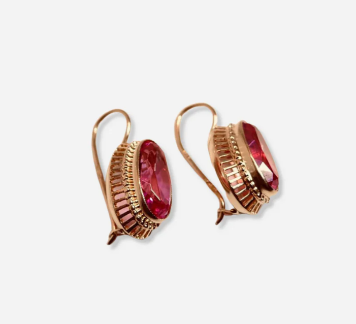 Pendientes elegantes de color rosa con piedras brillantes