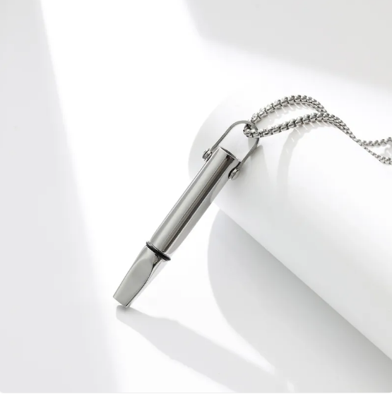 Elegante collar con silbato de acero inoxidable para hombres y mujeres preocupados por el estilo