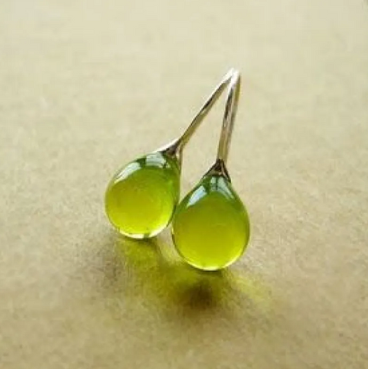 Pendientes elegantes con cabujones en forma de lágrima en colores vibrantes