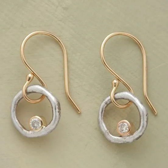 Pendientes con círculos rústicos y piedras solitarias brillantes