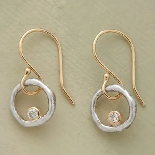 Pendientes con círculos rústicos y piedras solitarias brillantes