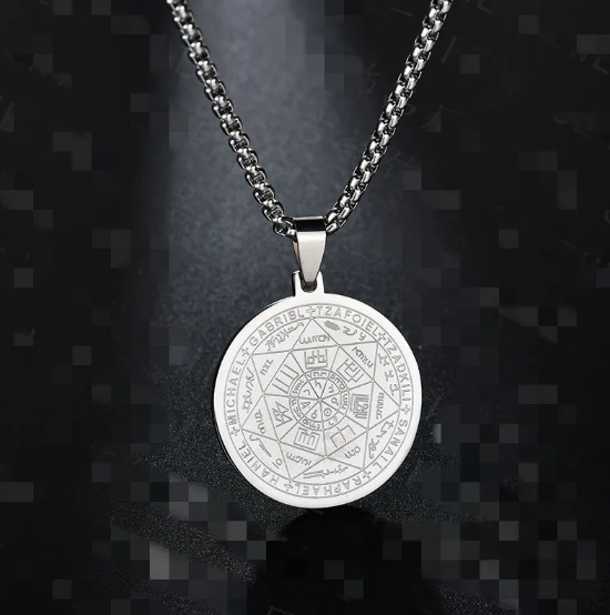 Elegante collar de hombre con ángeles y medallón amuleto en tres colores