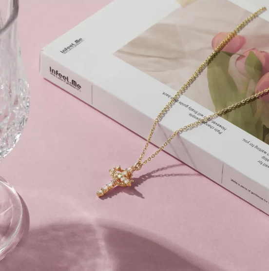 Collar de cruz brillante con piedras de circonita cúbica para mujer