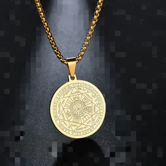 Elegante collar de hombre con ángeles y medallón amuleto en tres colores