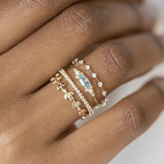 Anillo cuadrado con cuatro circonitas