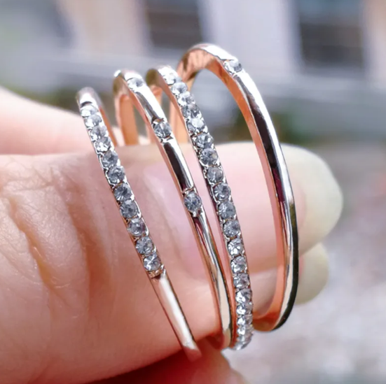 Anillo cuadrado con cuatro circonitas