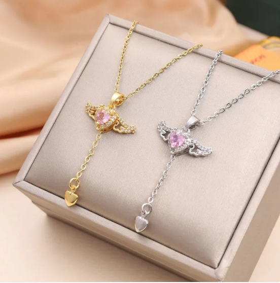 Colgante de corazón de ala de ángel con circonitas cúbicas y delicada cadena en Y de corazón
