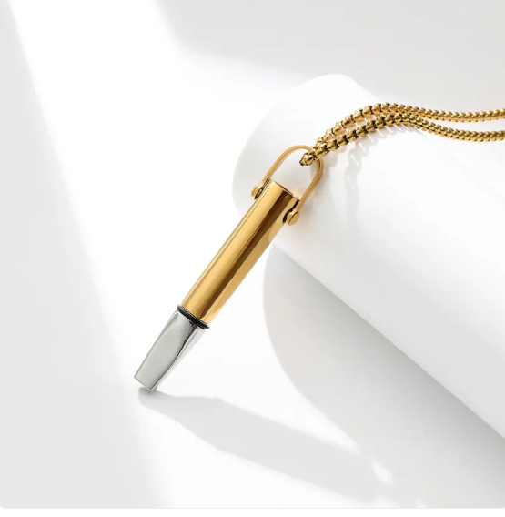 Elegante collar con silbato de acero inoxidable para hombres y mujeres preocupados por el estilo