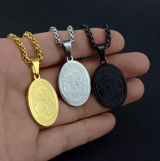Juego de collar con colgante ovalado de San Miguel Arcángel de acero inoxidable