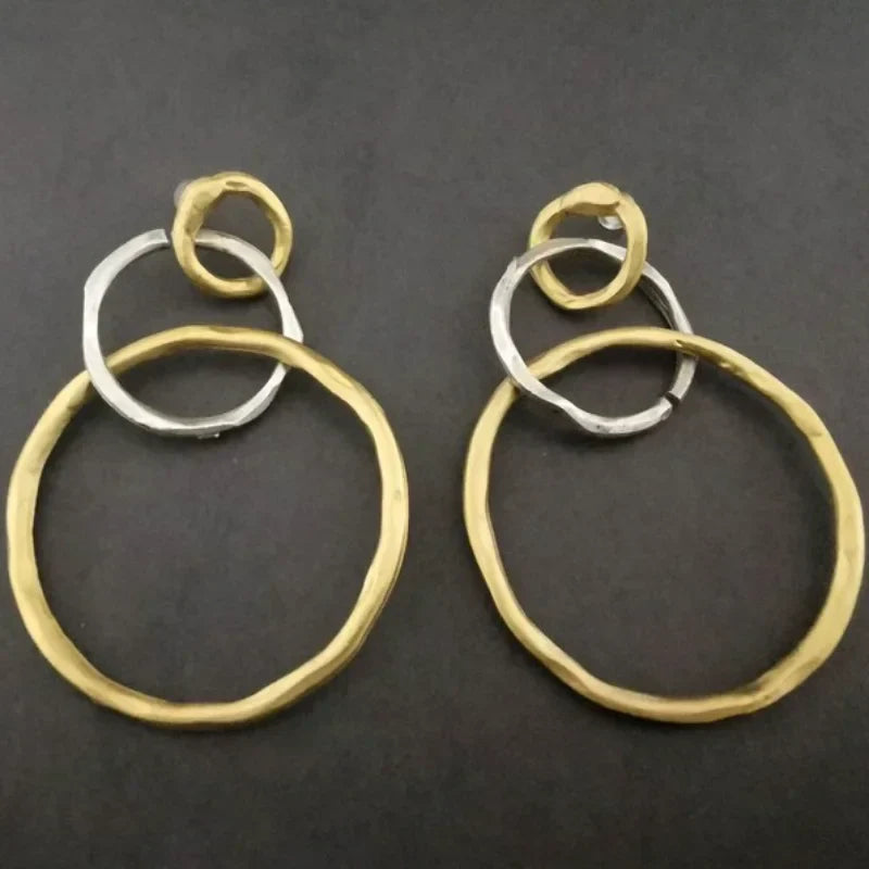 Pendientes elegantes de dos tonos con aspecto redondo y martillado