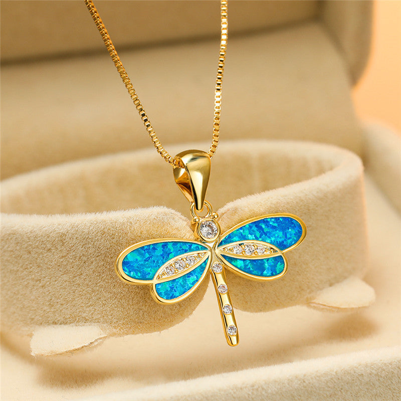 Collar de libélula brillante con detalles de ópalo iridiscente y circonitas cúbicas brillantes