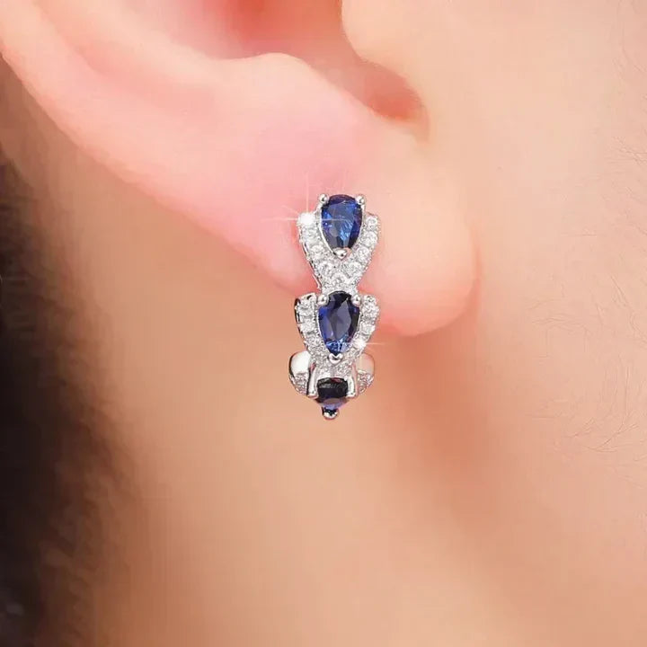 Pendientes elegantes con gotas de zafiro azul y circonitas brillantes