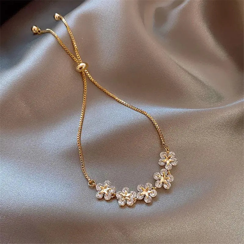 Elegante pulsera de flores con cadena ajustable y piedras de cristal brillantes