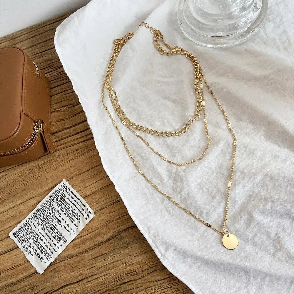 Cadena de tres capas con un delicado colgante de placa para conjuntos elegantes