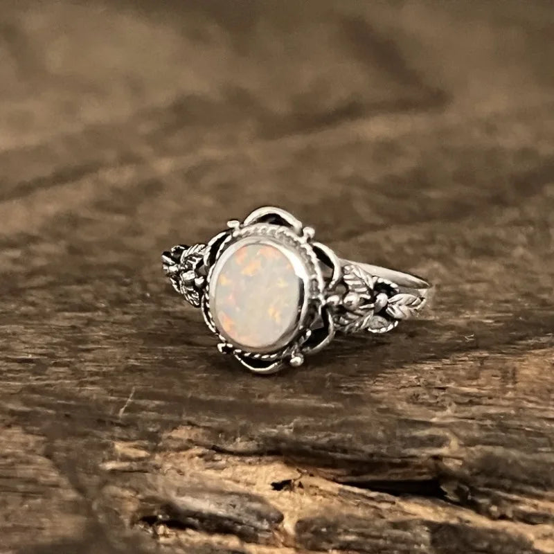 Anillo de piedra rosa con diseño de pirámide