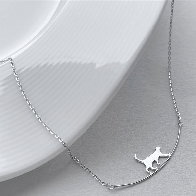 Collar minimalista con colgante de gato sobre cuerda metálica para mujer