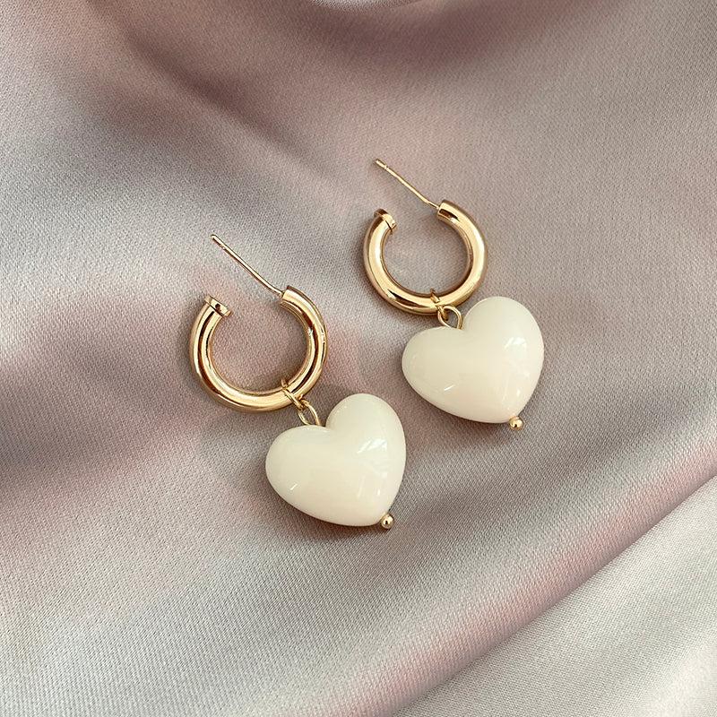 Pendientes de aro elegantes con colgantes de corazones blancos brillantes