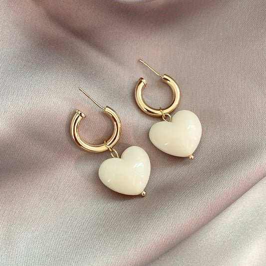 Pendientes de aro elegantes con colgantes de corazones blancos brillantes