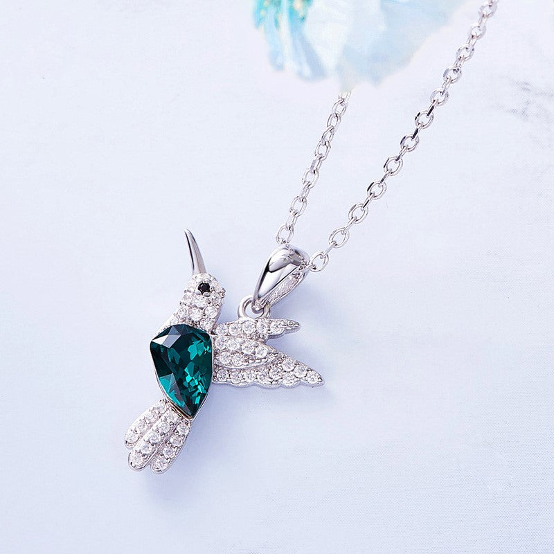 Collar brillante de colibrí con cristal azul y circonitas