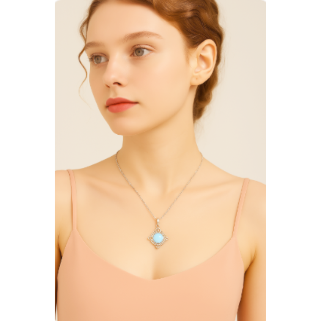 Collar de piedra lunar con delicado colgante cuadrado
