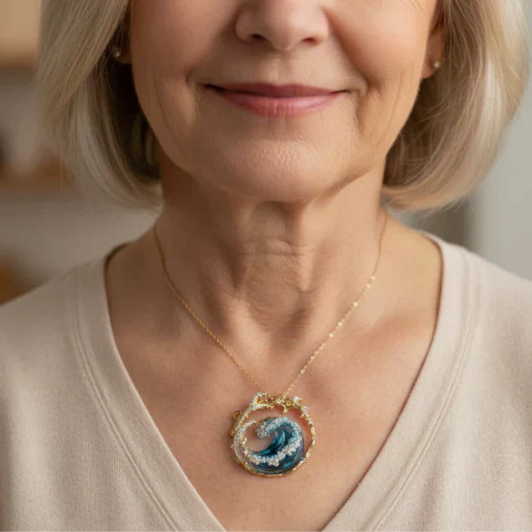 Collar de olas brillantes con cristales y charm marítimo