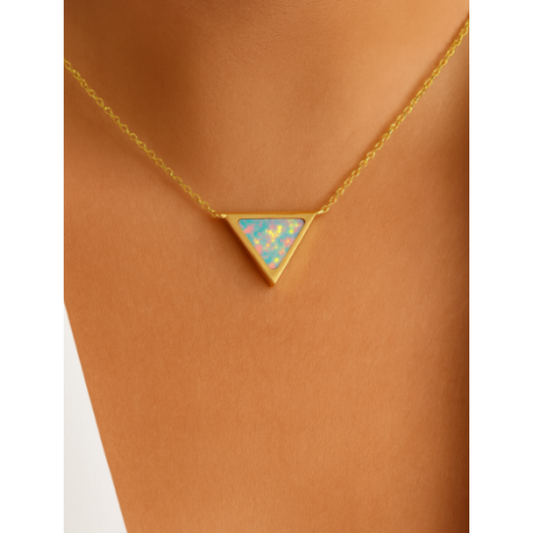 Delicado collar triangular de ópalo con piedra brillante para un estilo minimalista