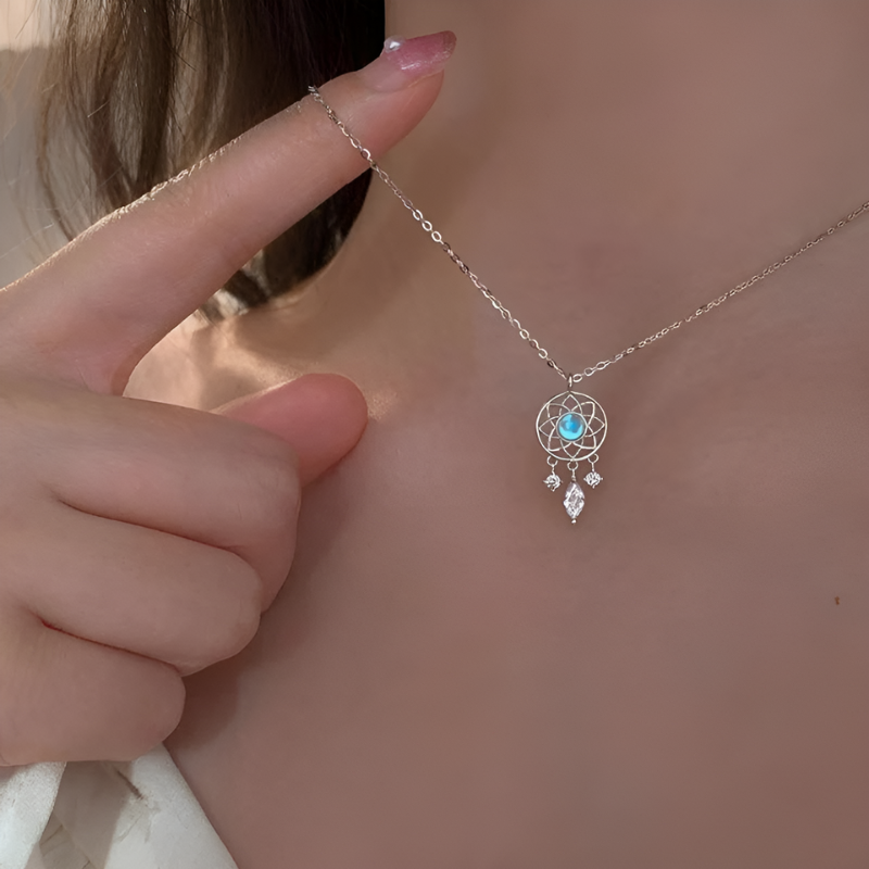 Collar atrapasueños de piedra lunar con colgantes de circonitas