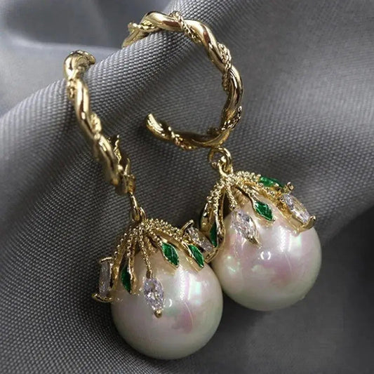 Pendientes nobles de perlas de agua dulce con hojas de circonita y diseño elegante